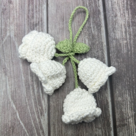 🌷NEW Crochet Flower Bag Charm/ Keychain White w/ Green Leaves - Picture 5 of 11